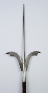 Friuli Spear, ca. 1600 (stål og restaureret træ)
