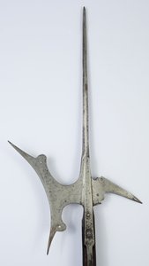 Hellebard (stål og træ)
