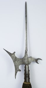 Hellebard med Klo-formet Fluke (graveret og udstanset jern med restaureret træ, stof og messing)