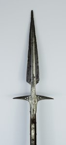 Lugged Spear, midten af det 15.-begyndelsen af det 16. århundrede (stål med kobberindlæg og moderne restaureringer)
