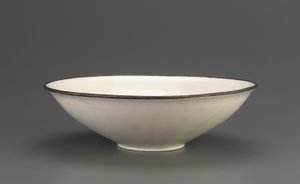 Ding ware skål med indskåret lotus dekoration, Hebei-provinsen, 11.-begyndelsen af det 12. århundrede (keramik)