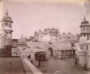 Udsigt over bypaladset, med indgangsporten i forgrunden, Udaipur af O.S. Baudesson