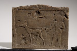 Relief, der forestiller en dværg og en jagthund ved navn Ebony, 4.-5. dynasti, 2573-2311 f.Kr. (kalksten)