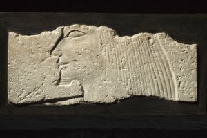 Relieffragment, 5.-6. dynasti, 2454-2140 f.Kr. (kalksten)