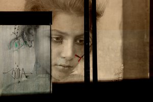 Portræt på væg, 2019 (digital mixed media) af Olivia Gozzano