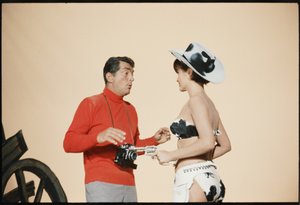 Dean Martin som Matt Helm på sættet 