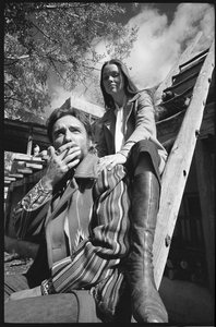 Dennis Hopper og konen Michelle Phillips på en stige i New Mexico