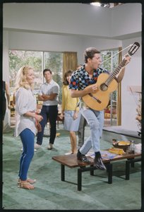 Frankie Avalon og Tuesday Weld på sættet af 