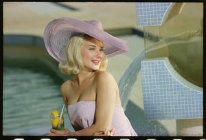 Hope Lange fotoshoot ved poolen af Orlando Suero