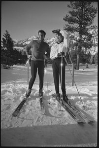 Janet Leigh og Tony Curtis på ski ved vinter-OL i Squaw Valley, Californien af Orlando Suero