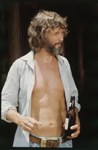 Kris Kristofferson med øl af Orlando Suero