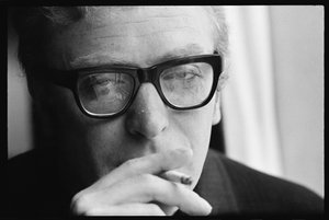Michael Caine ryger af Orlando Suero