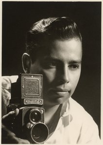 Orlando Suero portræt med Rolleiflex kamera, ca. 1954 (s/h foto) af Orlando Suero