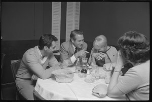 Paul Newman, Mort Sahl og Joanne Woodward spøger ved middagen af Orlando Suero