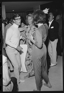 Roddy McDowall, Lauren Bacall og Shirley MacLaine til en hjemmefest i Malibu