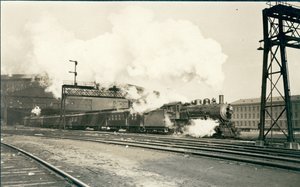 Jernbanetog forlader Union Station, St. Louis af Oscar C. Kuehn