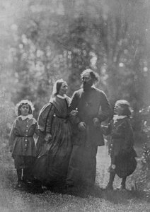 Alfred, Lord Tennyson med sin kone Emily og to sønner, Hallam og Lionel, ca. 1862 (albumin print)