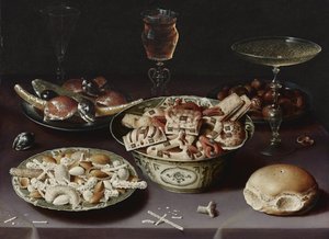 Stilleben med slik, kastanjer og et rundstykke