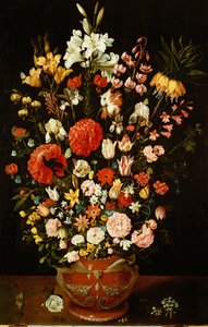 Tulipaner, liljer, iris, roser, nelliker, pæoner og andre blomster i en skulptureret terracotta urne