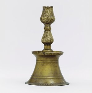 En osmannisk messing lysestage, halsen med indskåret arabesk dekoration stiger op i form af en tulipan af Ottoman School