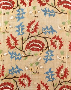 Detalje af et linnedbetræk, broderet med en bugt af røde og blå blomstersprays af Ottoman School