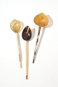 Tre osmanniske skeer fra det 18. århundrede (Sherbat) (perle, perlemor, corra, ben, messing) af Ottoman School