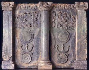 Frise, der viser Buddhas fodspor, Gandhara 1. til 5. århundrede e.Kr.;