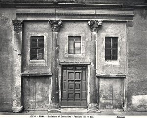 Facaden, bygget af kejser Konstantin, ca. 315-24 e.Kr. (s/h-foto) af Paleo Christian