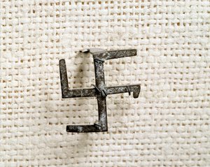 Kristen antikvitet: fibule i form af svastika (som vil inspirere korsgammeen). 1. til 3. århundrede. Nationalmuseet for arkæologi i Saint Germain en Laye af Paleo Christian