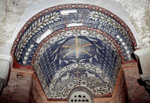 Paleochretiansk kunst: Kristi monogram er omgivet af symboler på den hellige treenighed. Mosaik fra det 5. eller 6. århundrede. Baptistere d