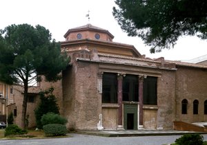 Udsigt over det palæokristne dåbskapellet San Giovanni in Laterano (Saint John Laterano) (Lateran baptisterium eller San Giovanni in Fonte), bygget omkring 440. Rom af Paleo Christian