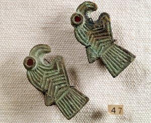 Kristen antikvitet: bronzefibler indlagt med granat i form af ørnehoveder. Nationalmuseet for arkæologi, Saint Germain en Laye