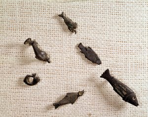 Kristen antikvitet: fibuler og metalsmykker i form af fisk. Nationalmuseet for arkæologi, Saint Germain en Laye