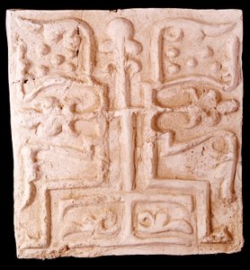 Paleokristen kunst: sten prydet med relieffer af vingrene og et kors. Fra Kharg Island, Iran. Paris, Louvre-museet