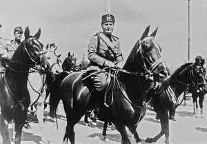 Album "Duce": Benito Mussolini til hest med sit følge i Rom (s/h foto) af Pandimiglio Pandimiglio