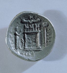 Tetradrachm af Vahbarz, konge af Persis, forestillende et zoroastrisk ildalter (omvendt) (se også 180367)