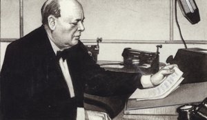 Winston Churchill laver en af sine berømte krigsudsendelser i radioen (gouache på papir)
