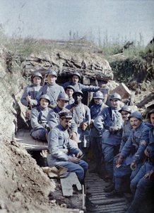 En gruppe franske soldater i en skyttegrav på frontlinjen, Hirtzbach, Department Haut-Rhin, Alsace, Frankrig, 16. juni 1917 (autokrom)