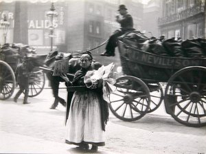 En kvindelig avis sælger, London, ca. 1890