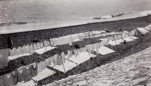 Tørring af vasketøj på stranden, Nice af Paul Nash