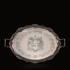 George III tebakke med heraldisk gravering