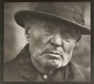 Fotografi - New York [Mand - Five Points Square]. af Paul Strand