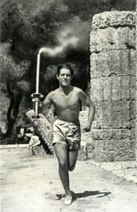 Konstantin Kondylis første olympiske fakkelbærer ved legene i Berlin af Paul Wolff