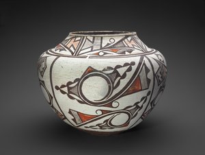 Krukke (Olla) med geometriske og abstrakte designs af People Zuni