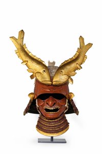 En kawari kabuto (eksotisk hjelm) (ornebørster og lakeret jern)
