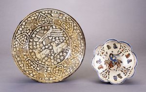 Et Sultanabad keramikfad, der forestiller to siddende hjorte blandt tætte grønne motiver, 1300-tallet af Persian School
