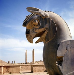 Et griffon, legendarisk væsen halvt ørn, halvt løve. Søjle af Apadana, stor retssal, overvundet af disse hovedstæder, palads af Darius I, Persepolis, Iran. af Persian School