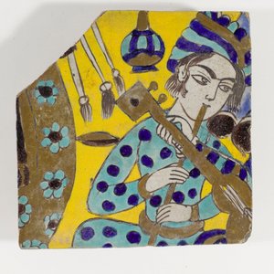 En Safavid Persia cuerda seca keramikflise fra det sene 17. århundrede forestiller en mand, der spiller på fløjte i en turban af Persian School