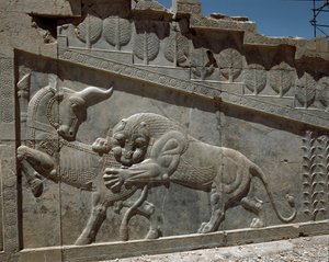 Kamp mellem en tyr og en løve - Relieffer af den østlige trappe af Apadana, 6. århundrede f.Kr. af Persian School