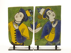 Fragmentære fliser med figurdekoration af Persian School